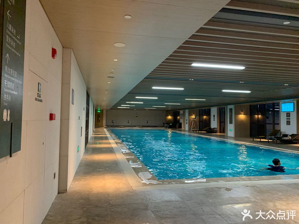 东城国际酒店游泳池图片