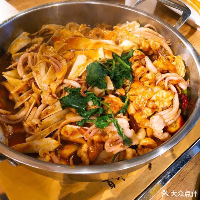 黄记煌三汁焖锅东方丽晶茂店