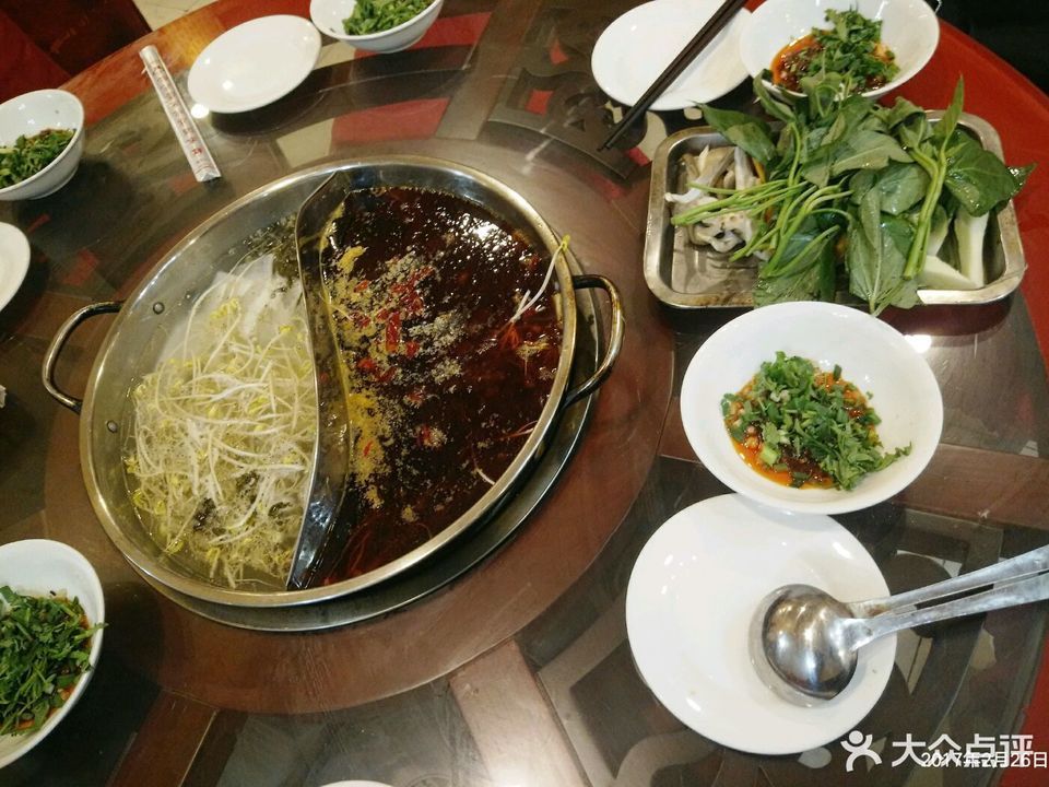 自助餐酸汤鱼火锅图片