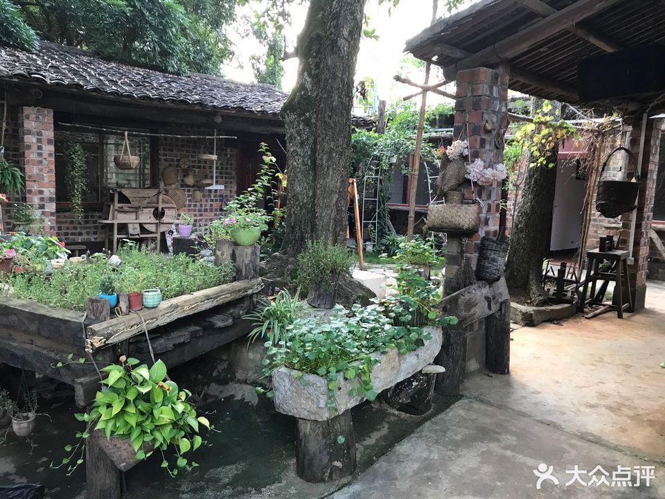 又一村农家乐包括:又一村农家乐餐馆,老牛农家乐,太平农家乐卧龙山庄