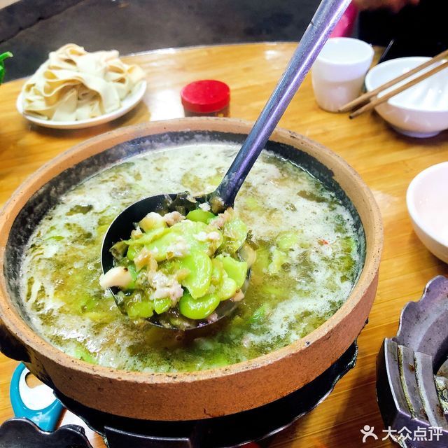 酸菜蚕豆钵图片