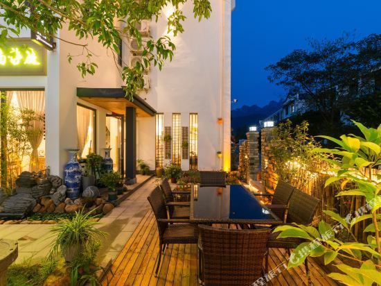 花筑·九华山燕楠静庭(九华山换乘中心店)位于池州市青阳县九华山风景