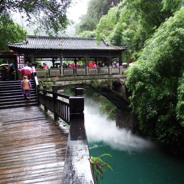 整个龙进溪是个半封闭的山谷,出口和入口就一个,景区风景优美,十分