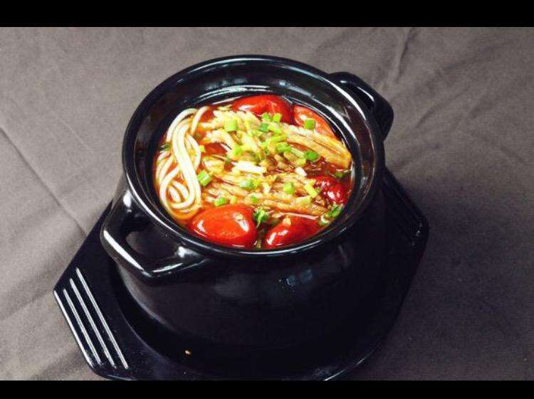 特色罐罐米线图片