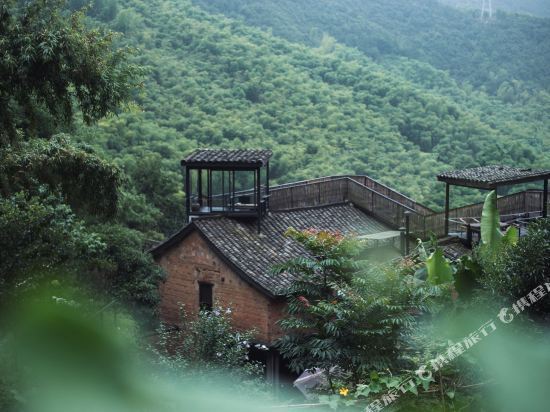 在哪兒):湖州市德清縣莫干山鎮勞嶺村嶺坑裡22號莫干山雲水閣民宿電話