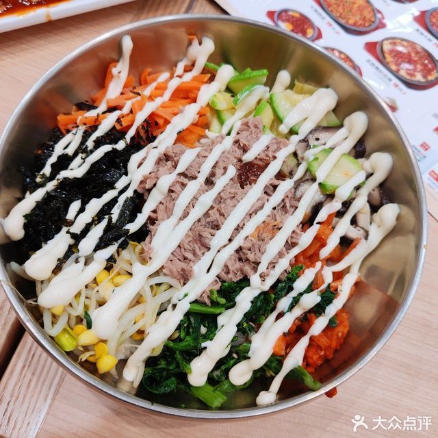 金枪鱼沙拉拌饭图片