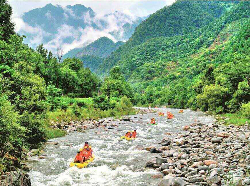 天台龙穿峡漂流图片
