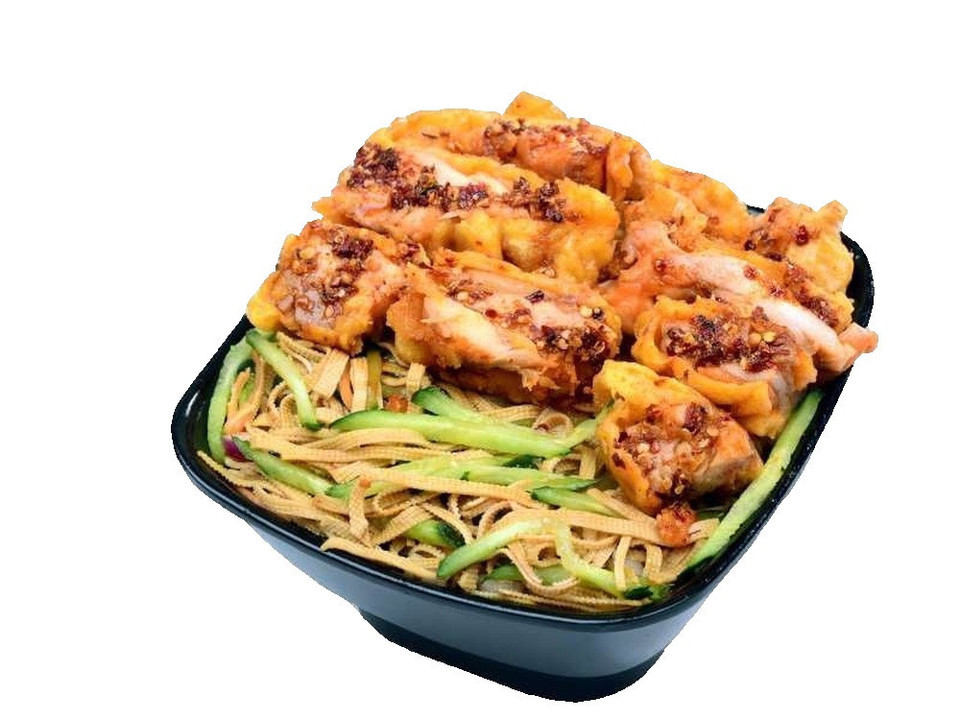 甜辣鸡排拌米饭图片