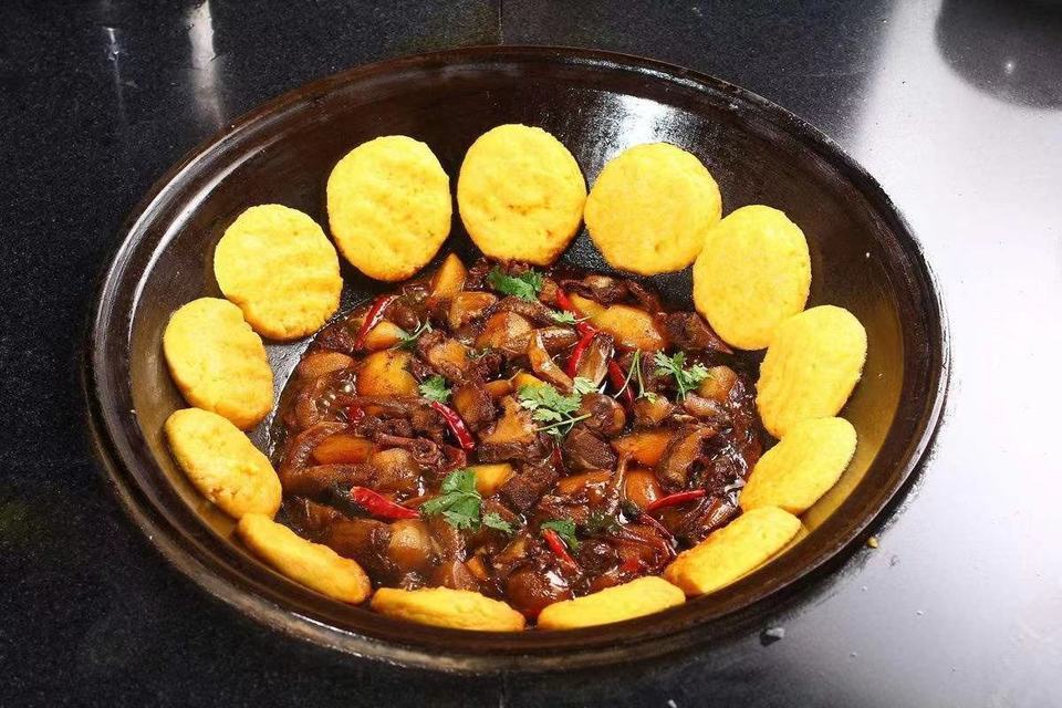 东北黑土地铁锅炖图片