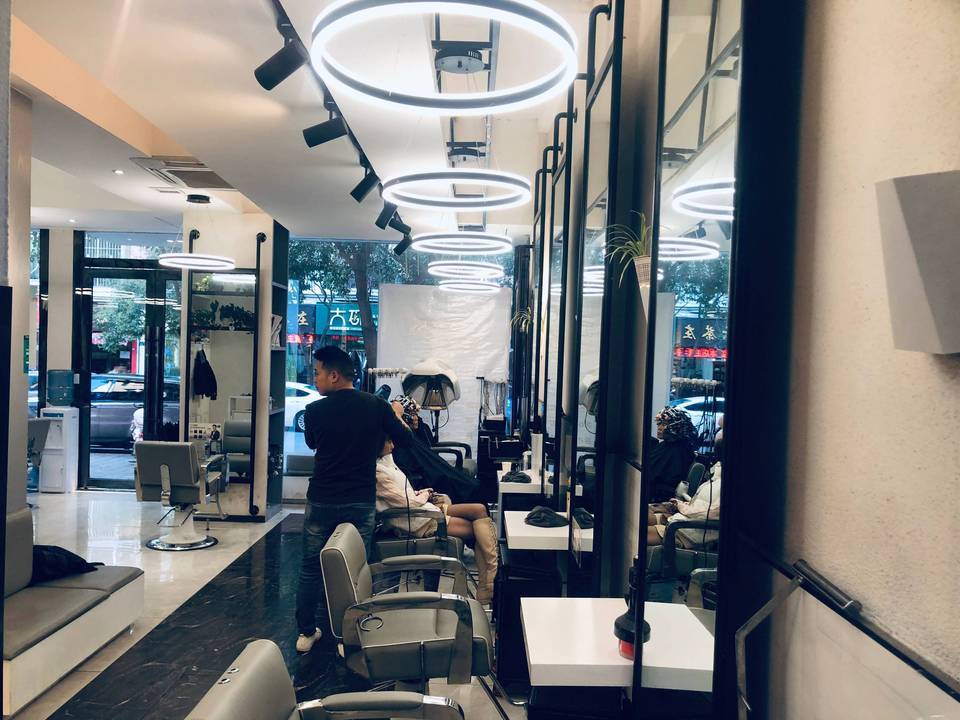 > 沙龙理发店