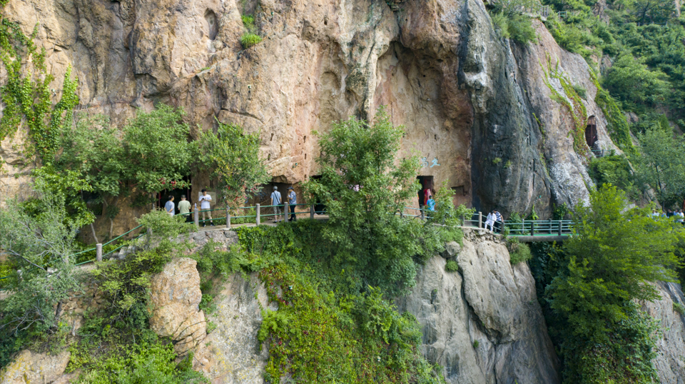 在哪,在哪裡,在哪兒):商洛市洛南縣巡檢鎮潼洛路商洛老君山旅遊風景區