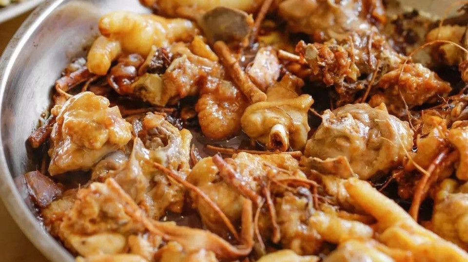 五指毛桃铜盘焗鸡图片