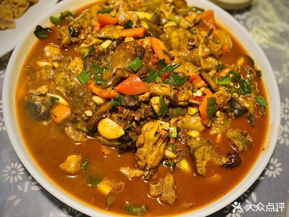 青辣椒炒干巴菌推荐菜:介绍:地址(在哪里):蒋记菌子园位于玉溪市江川