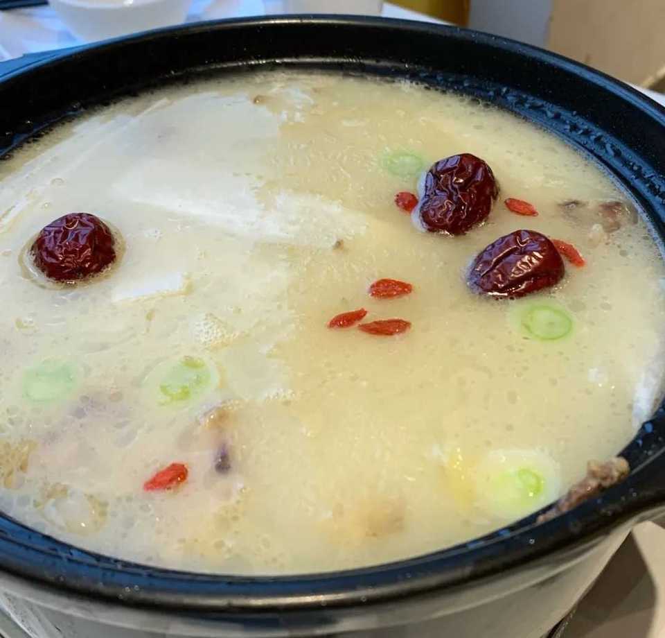 牛骨清汤图片