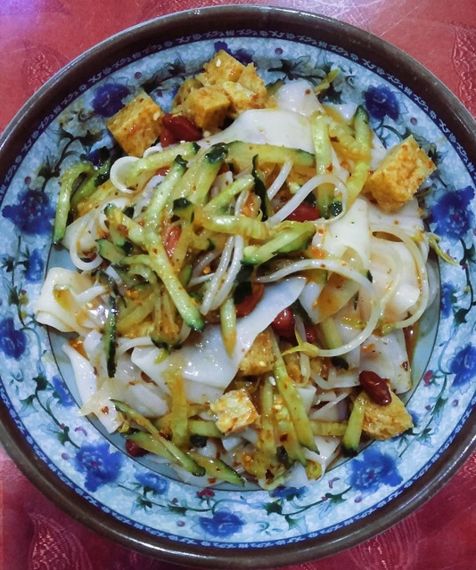 鸡蛋香肠炒凉皮图片