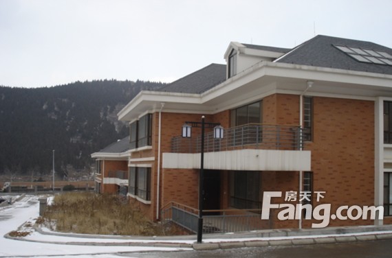 在哪儿):济南市历城区仲宫上海街吉鲁庄园(仲宫镇中心中学北)南山别墅