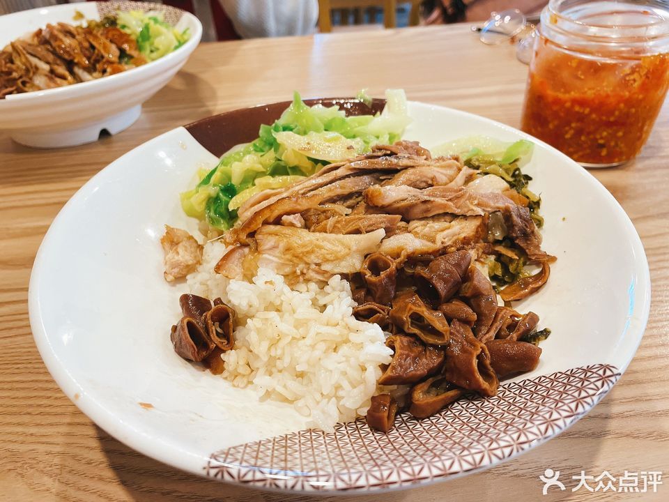 豬蹄飯重慶小面推薦菜:介紹:地址(在哪裡):一桶紅蹄豬腳飯(江漢路店)