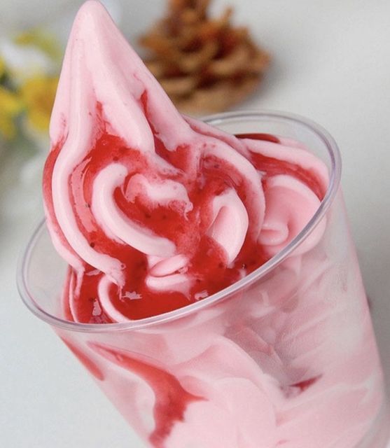 草莓冻冻圣代图片