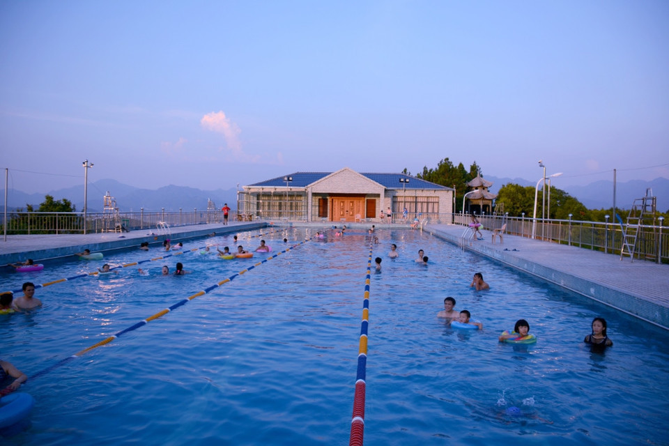 蓝天游泳池