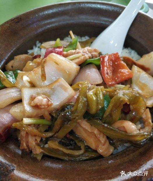 酸菜肥肠煲仔饭图片