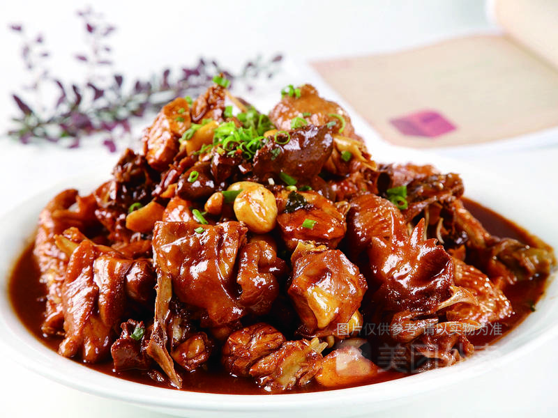 劈柴炖公鸡图片