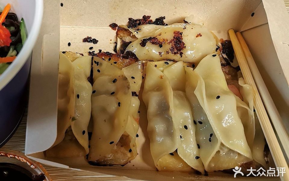 推荐菜:介绍:地址(在哪里):老表锅黄金锅贴位于西安市长安区郭杜教育