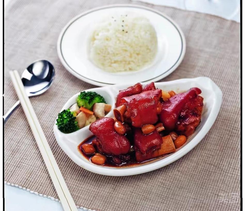 酸辣炒猪耳推荐菜:地址(在哪里):品佳快餐店(市直a区店)位于崇左市