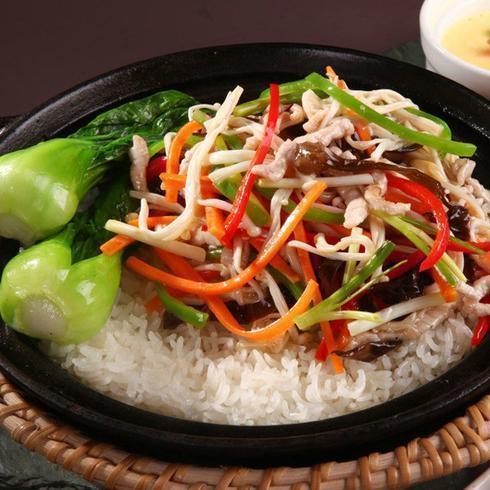鱼香肉丝煲仔饭图片