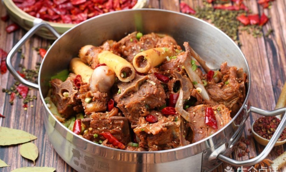 双味羊三香香辣三骨推荐菜:介绍:骨香居有经验丰富的专业烧烤师傅选取