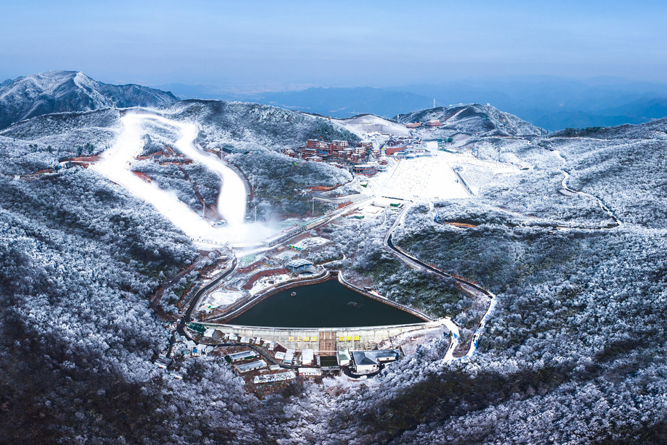 湖州安吉云上草原包括:云上草原-星空滑雪场,云上草原-自然公园,云上