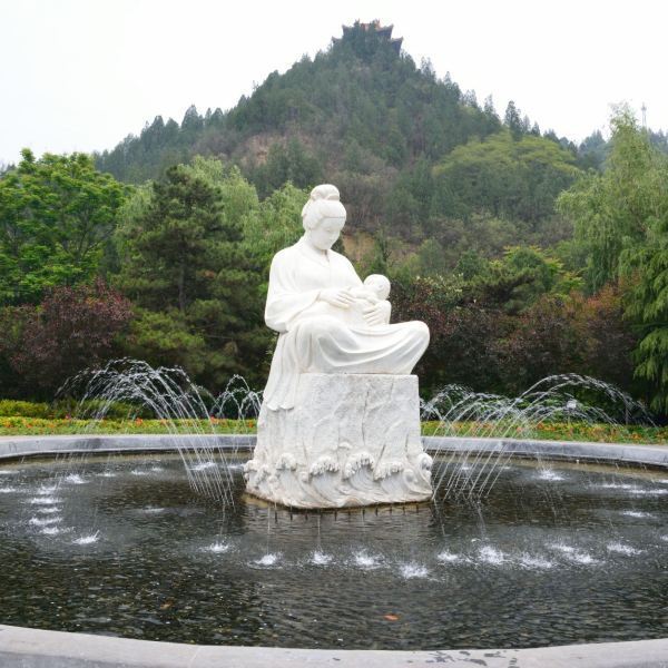 黄河风景名胜区的五龙山半山腰处,临近索道下站,是一个以汉白玉的母亲