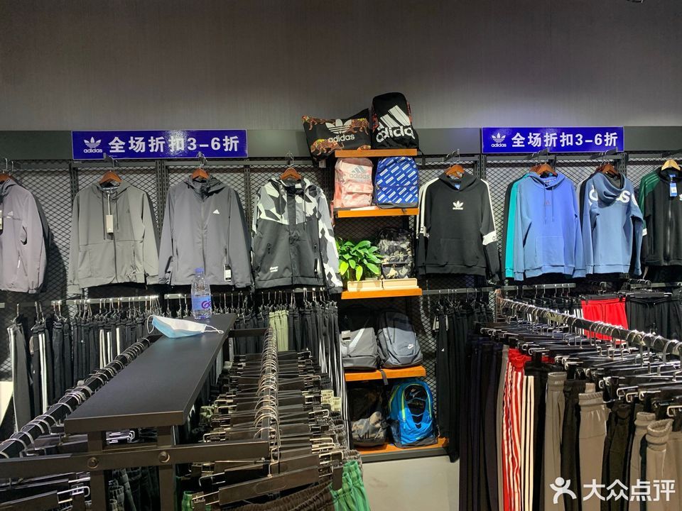 运动品牌折扣店图片