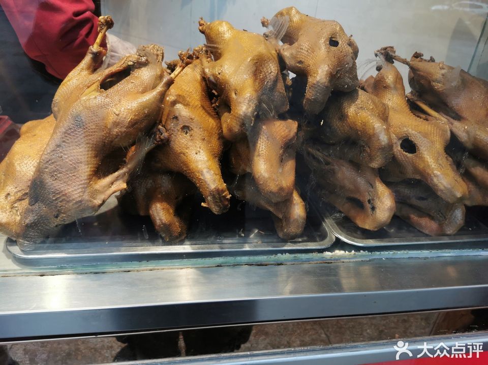 推荐菜:介绍:地址(在哪里):小薛卤鹅(二分店)位于重庆市荣昌区昌州