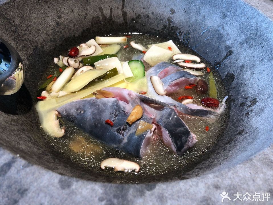 鲜潭蒸汽石锅鱼图片