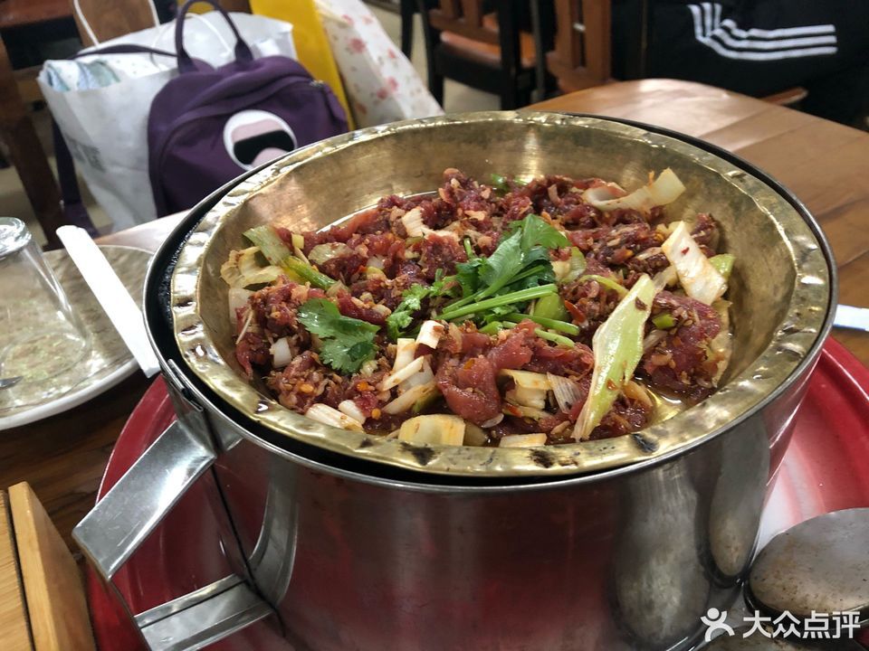 推荐菜:介绍:地址(在哪里):冯家屯金子烤肉店(二分店)位于吉林市丰满