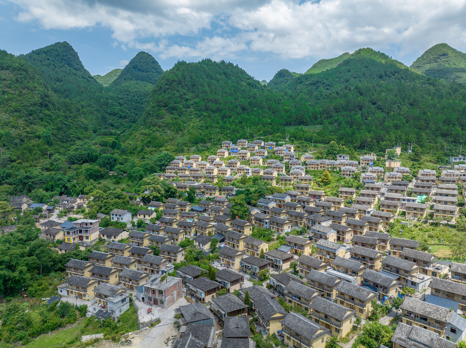 哪兒):黔南布依族苗族自治州荔波縣瑤山瑤族鄉拉片村荔波瑤山古寨電話