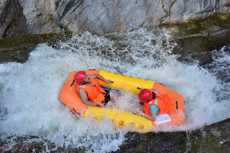周洛飞瀑漂流图片