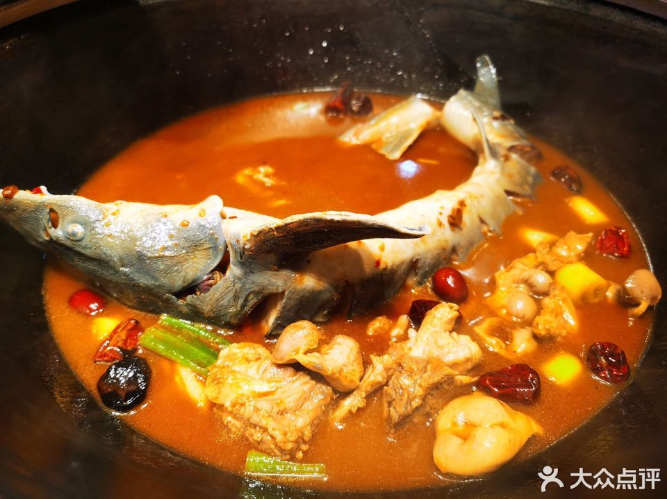 铁锅炖鲟鱼图片