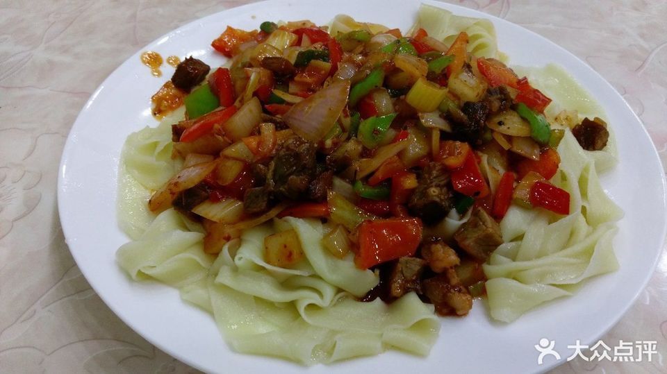 红烧牛肉盖浇面图片