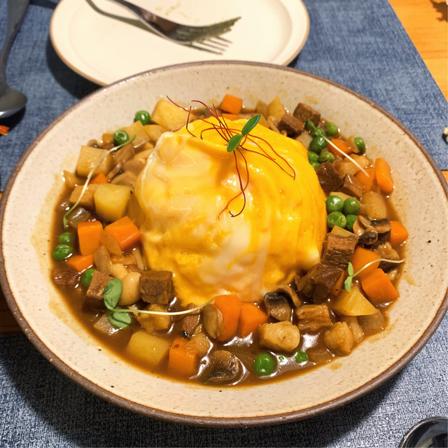 火山熔岩牛肉蛋包饭图片