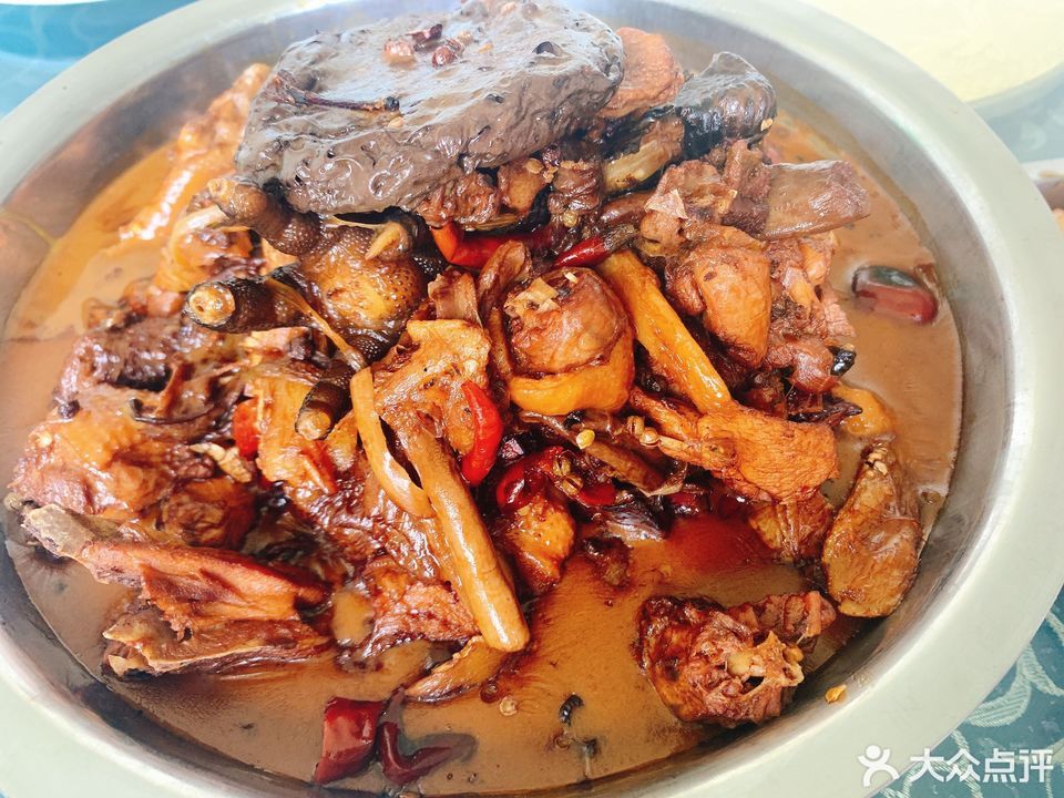 推荐菜:介绍:地址(在哪里):传明地锅鸡位于宿州市萧县皇藏峪管理处