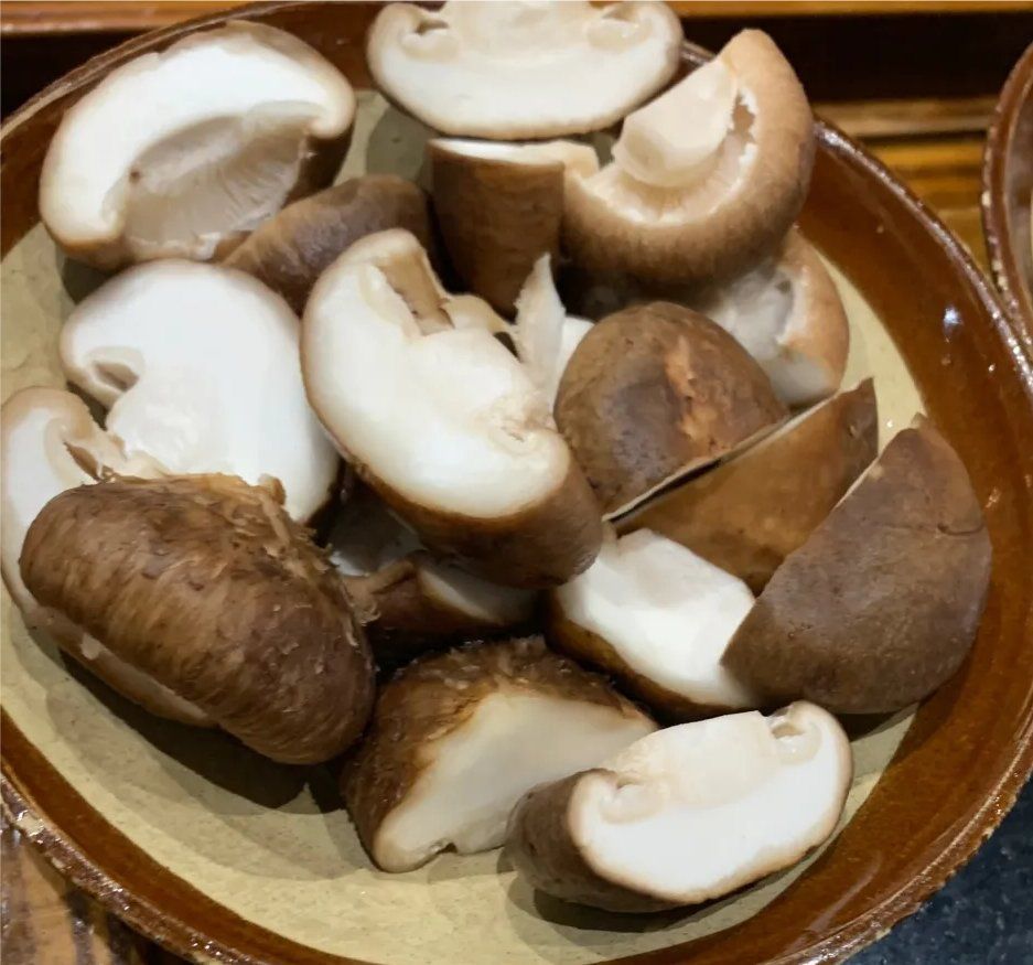 火锅香菇摆盘图片