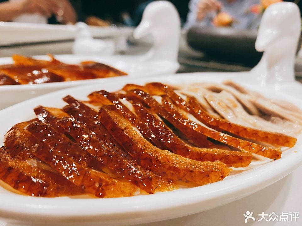 簋街冒烤鸭精品烤鸭推荐菜:介绍:地址(在哪里):皇城根(贵和购物中心