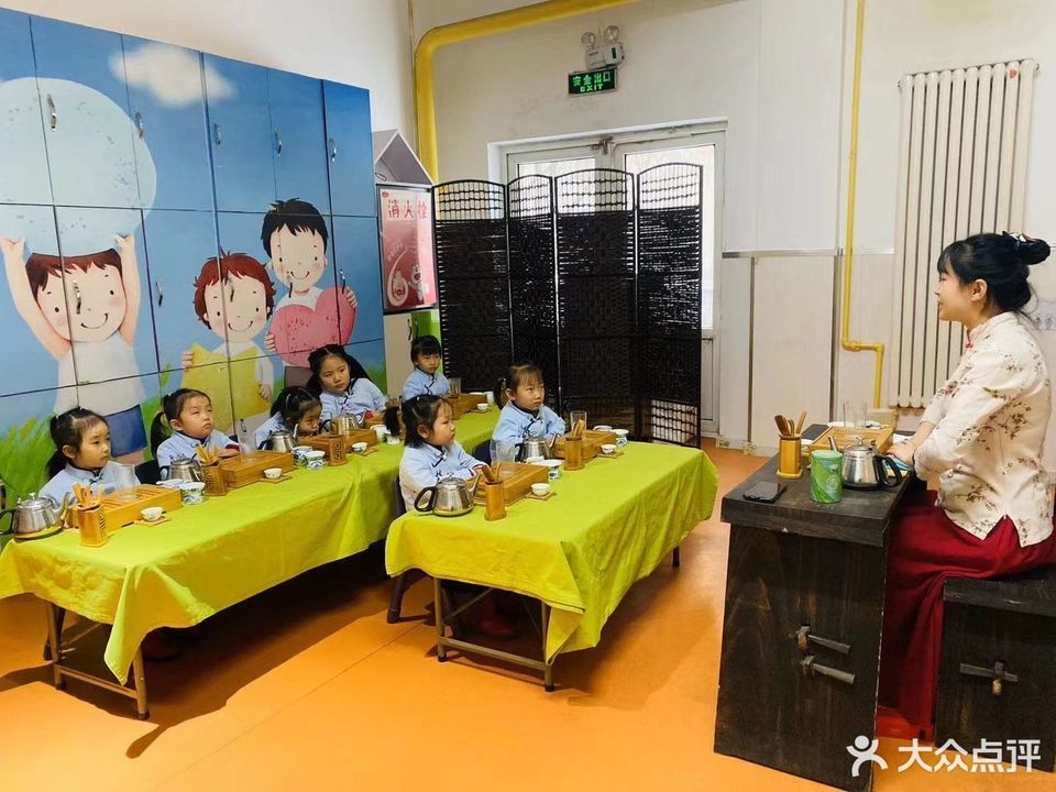 哪,在哪里,在哪儿):哈尔滨市香坊区果园街副13号小大人艺术幼儿园电话