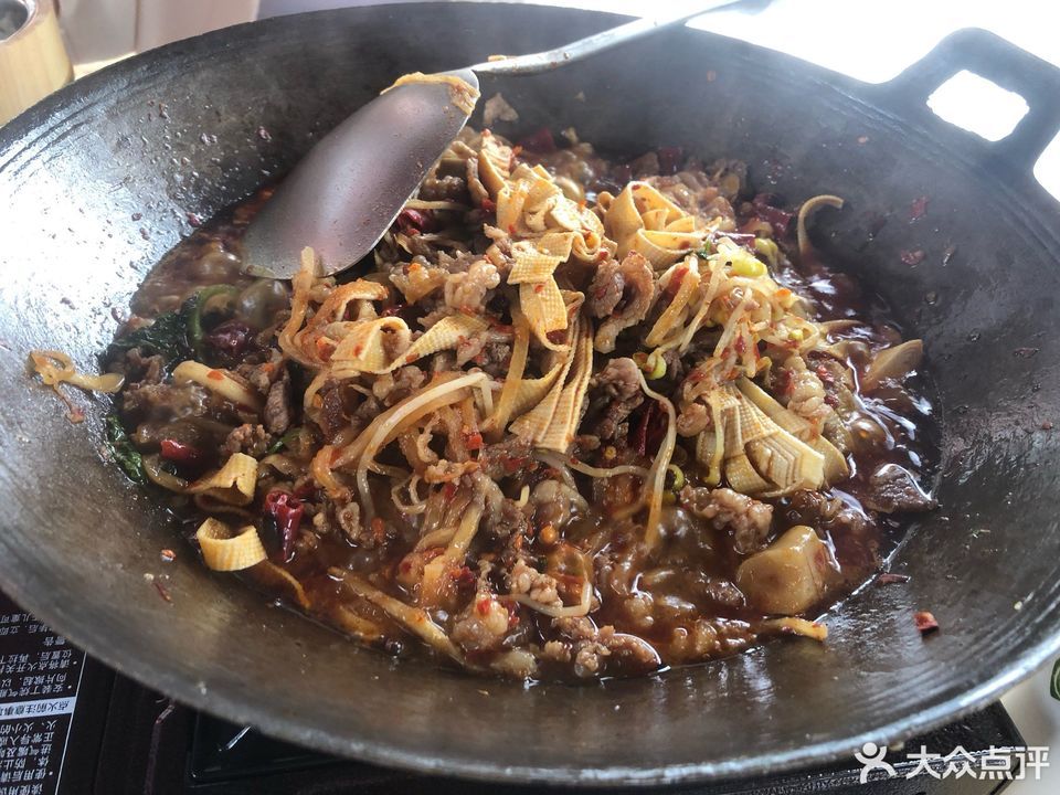 推荐菜:介绍:地址(在哪里):张娘娘干锅牛肉(高新店)位于昆明市五华区