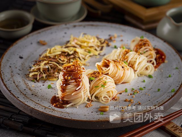 方脑壳鸡丝凉面图片