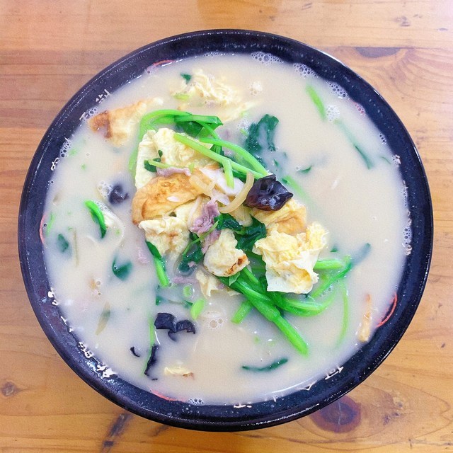 鱼汤鸡蛋肉丝面图片