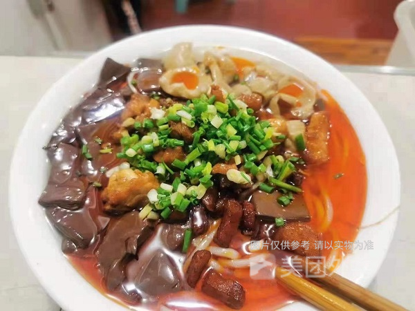 鸡肠旺粉推荐菜:地址(在哪里):杨记肠旺粉面馆位于贵阳市修文县人民南