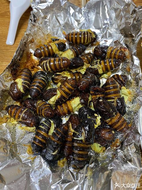 锡纸烤蚕蛹图片