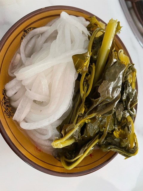 鸿运红富源酸菜脆皮猪脚花珂夜市店